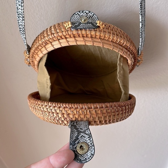 Woven Round Crossbody Snake Detail Bag - Picture 4 of 7